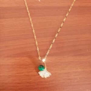 سلسلة استانلس ستيل ذهبية   بدلاية بها فصوص و حجر أخضر أنيق .